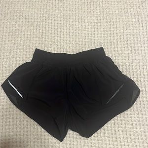 Lululemon Hotty Hot shorts size 4 2.5in